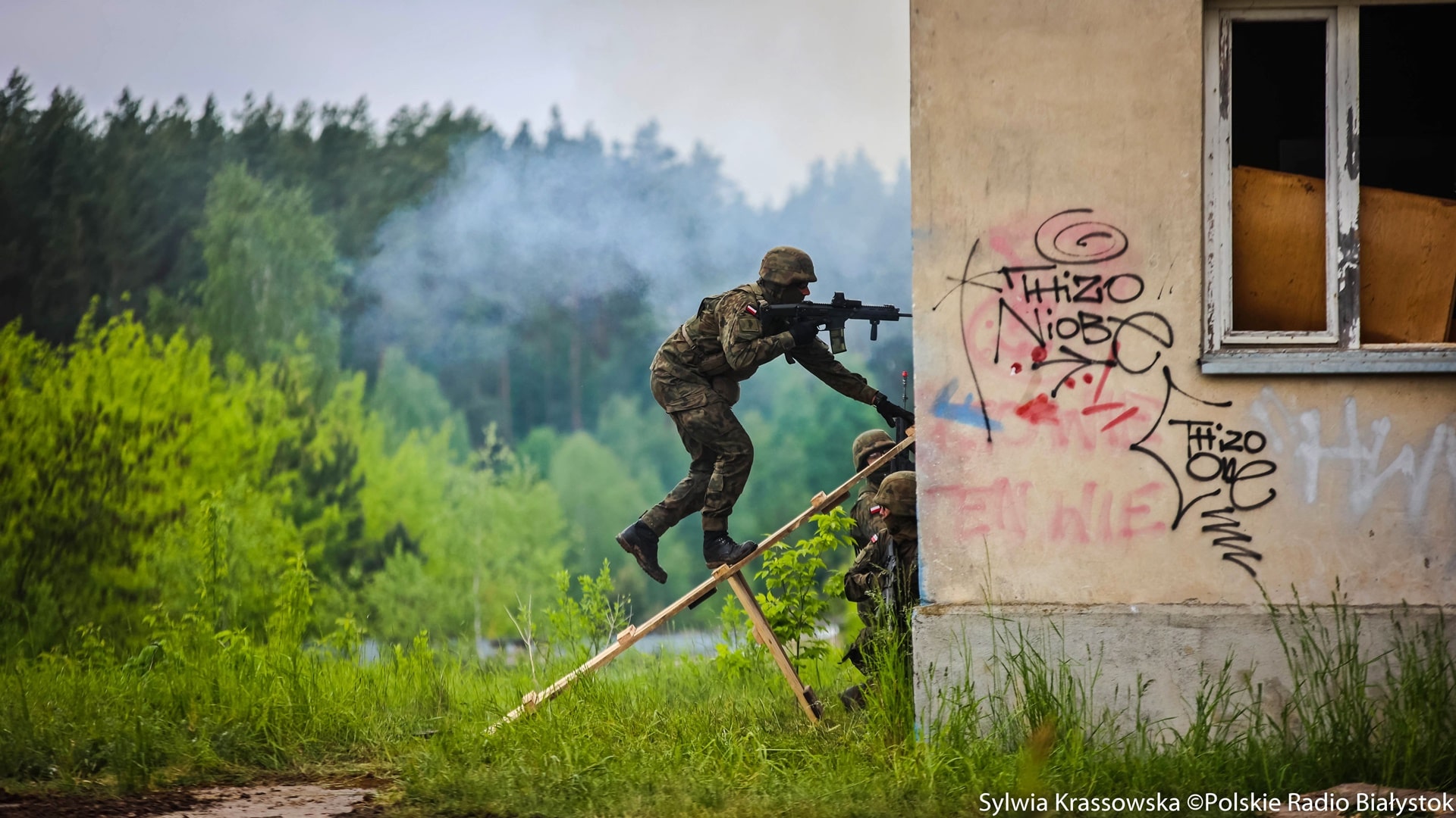 Zamiast na plaży, wakacje można spędzić w mundurze