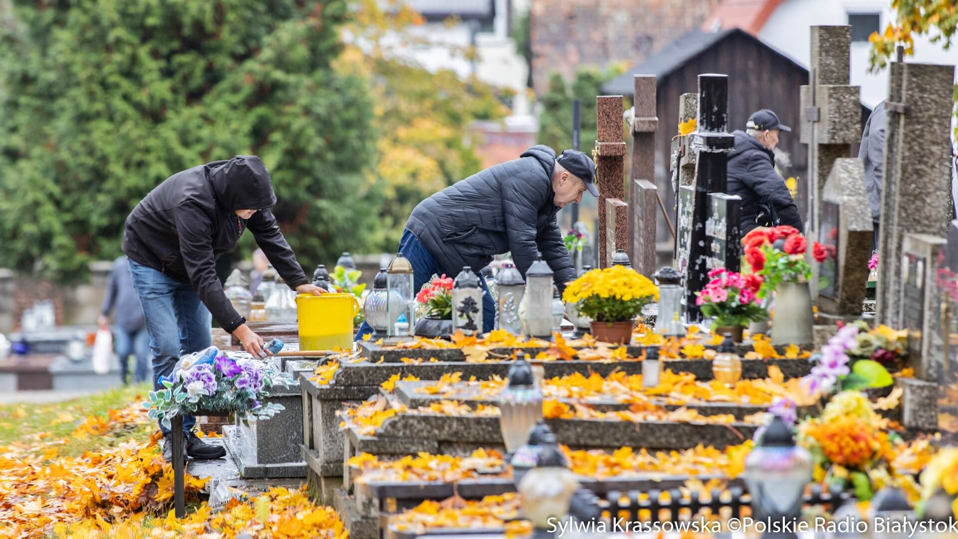 Białostoczanie porządkują groby przed zbliżającym się Świętem Wszystkich Świętych [zdjęcia]