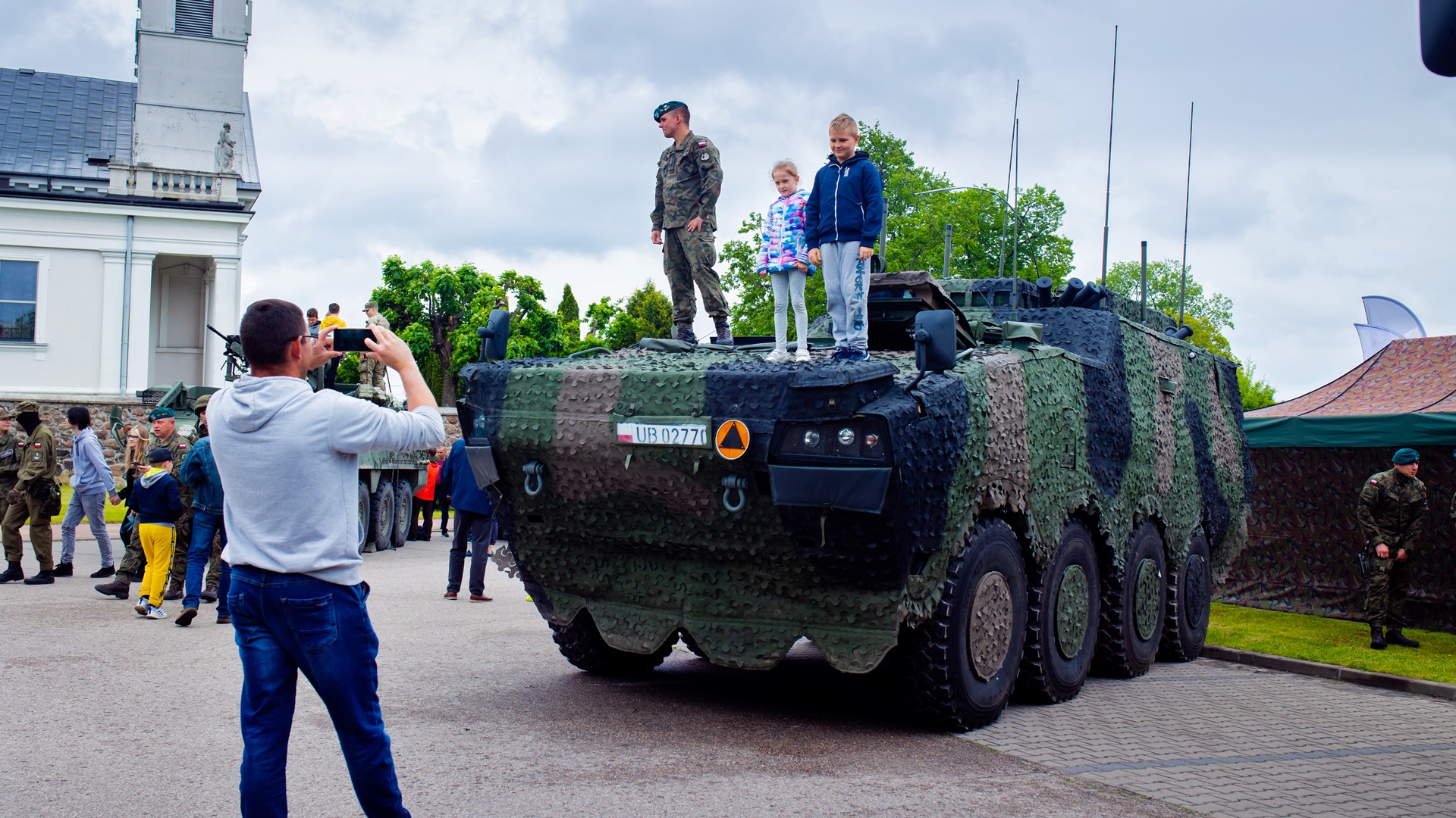 Żołnierze zachęcają do służby na piknikach wojskowych