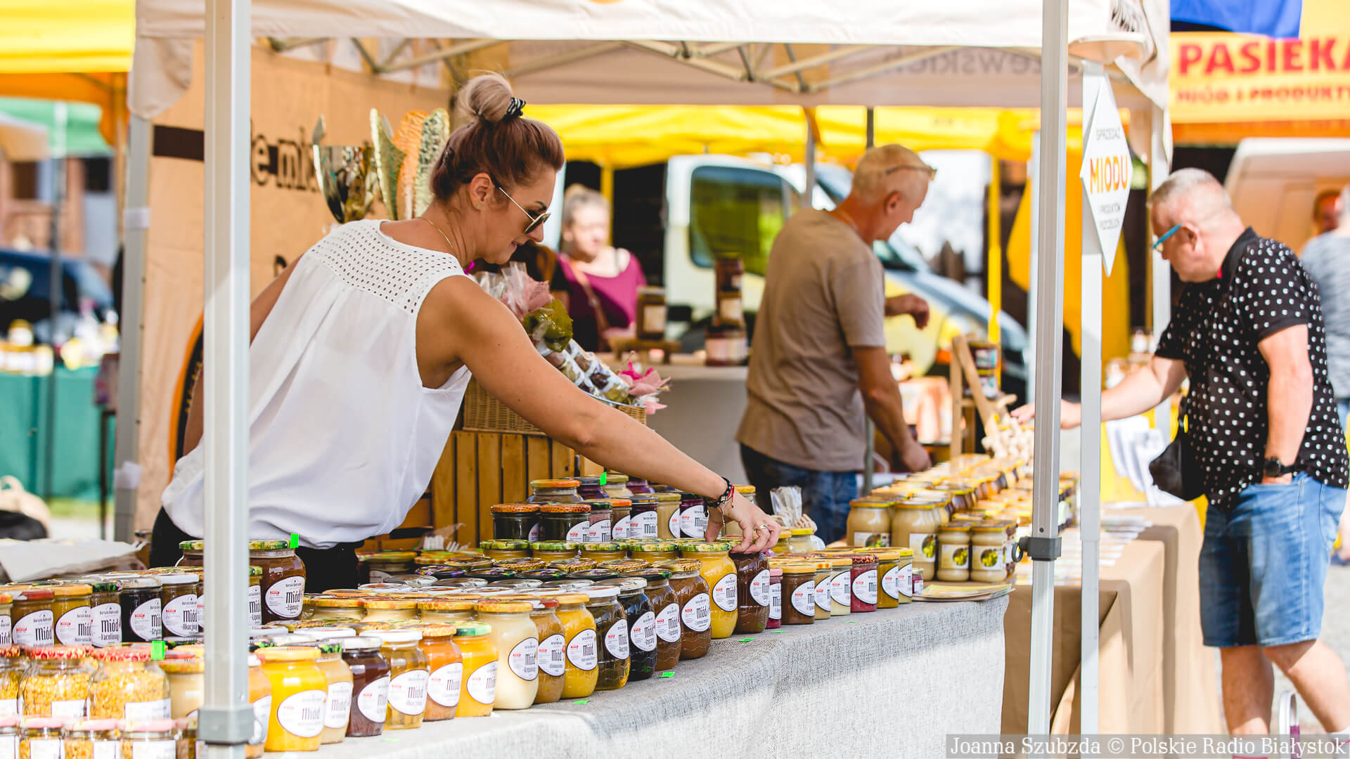 23. Biesiada Miodowa w Tykocinie - na odwiedzających czekają stoiska z wyrobami pszczelarskim [zdjęcia]