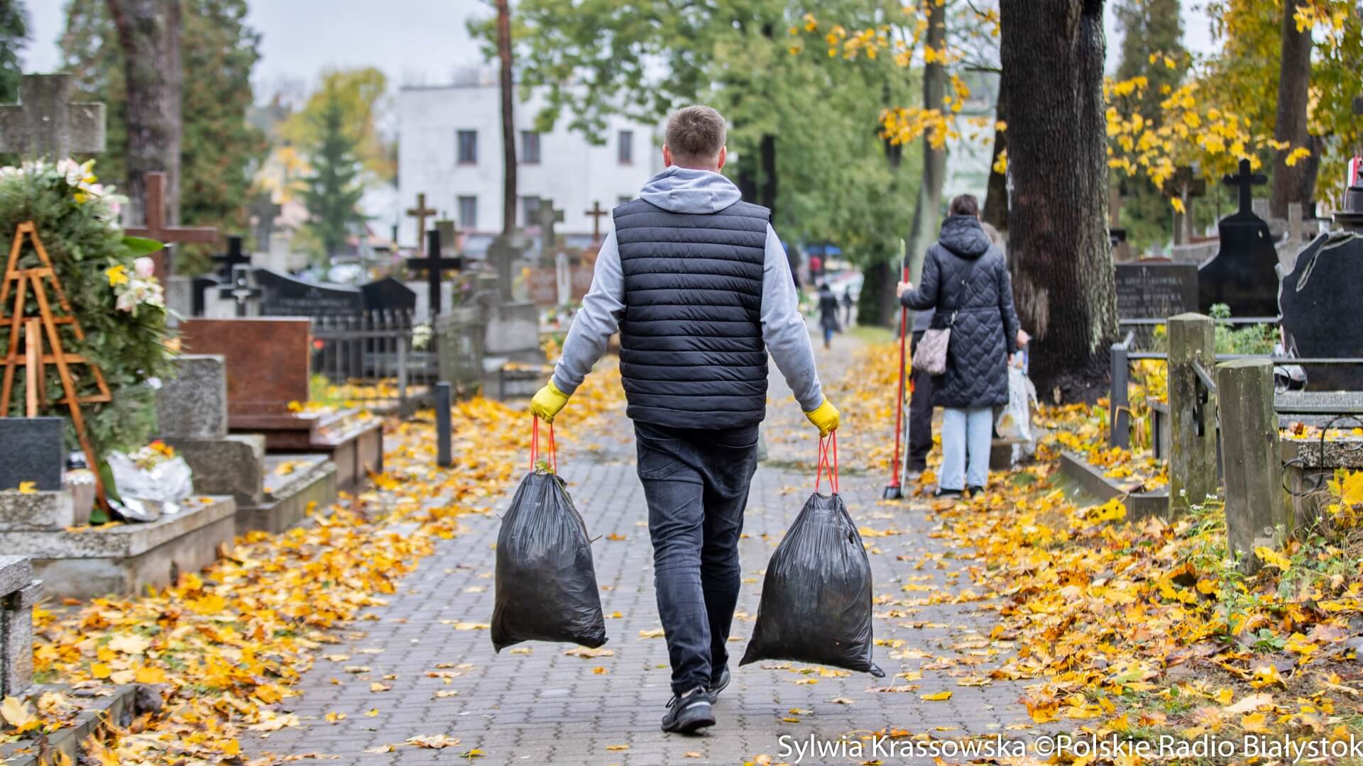 Przed 1 listopada - ostatnie chwile na porządkowanie grobów