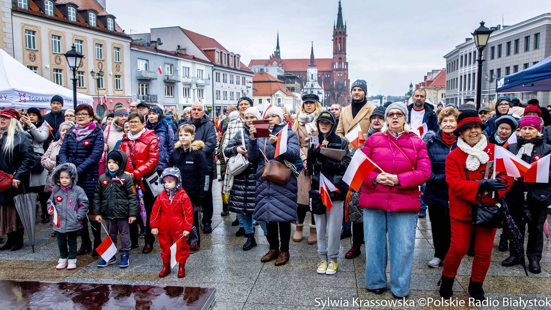 Mieszkańcy Białegostoku wspólnie zaśpiewali hymn w ramach akcji "Niepodległa do hymnu" [wideo]
