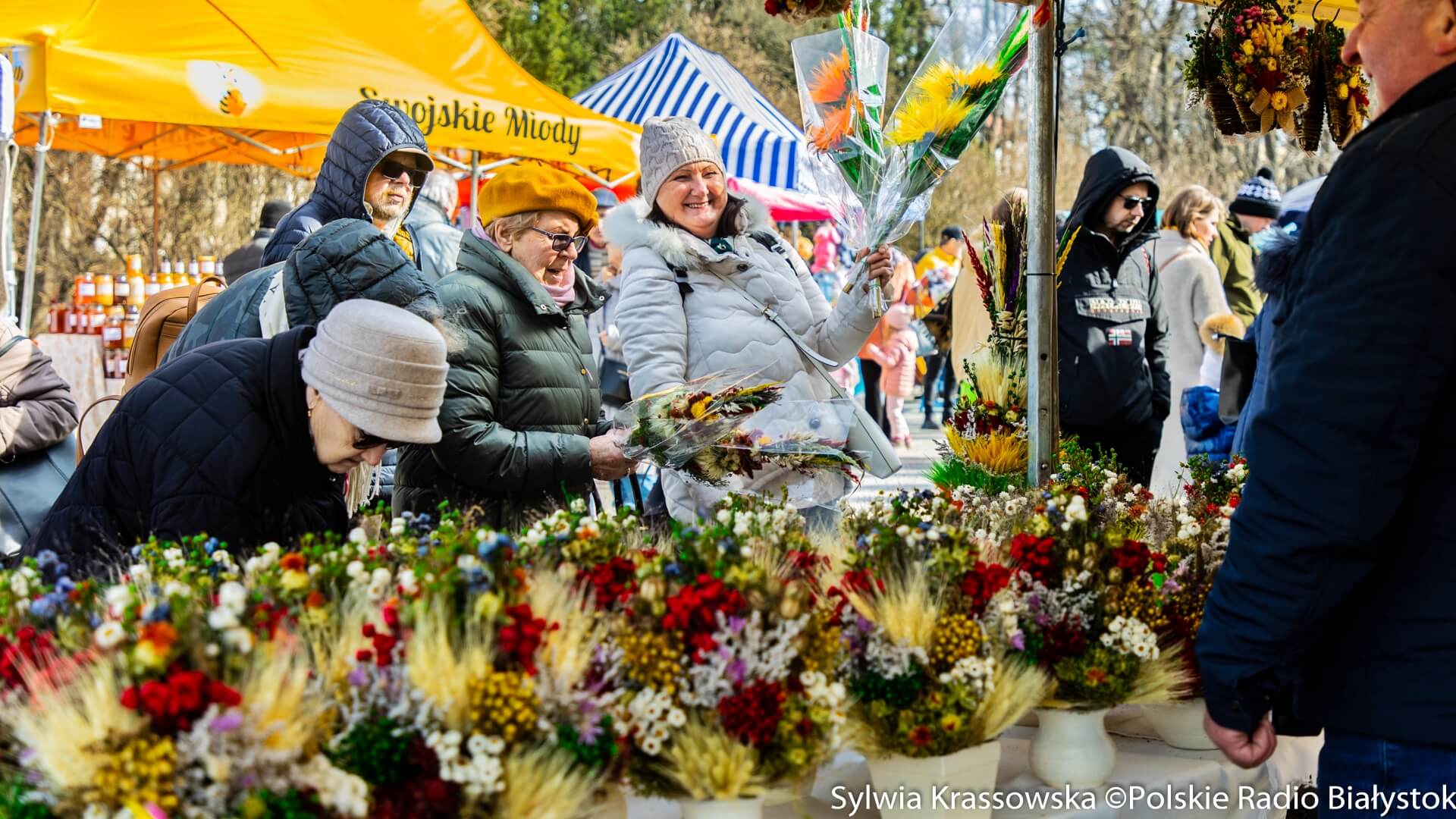 Palmy, pisanki i koszyczki wielkanocne - trwa Wielki Jarmark Kaziukowy [zdjęcia, wideo]