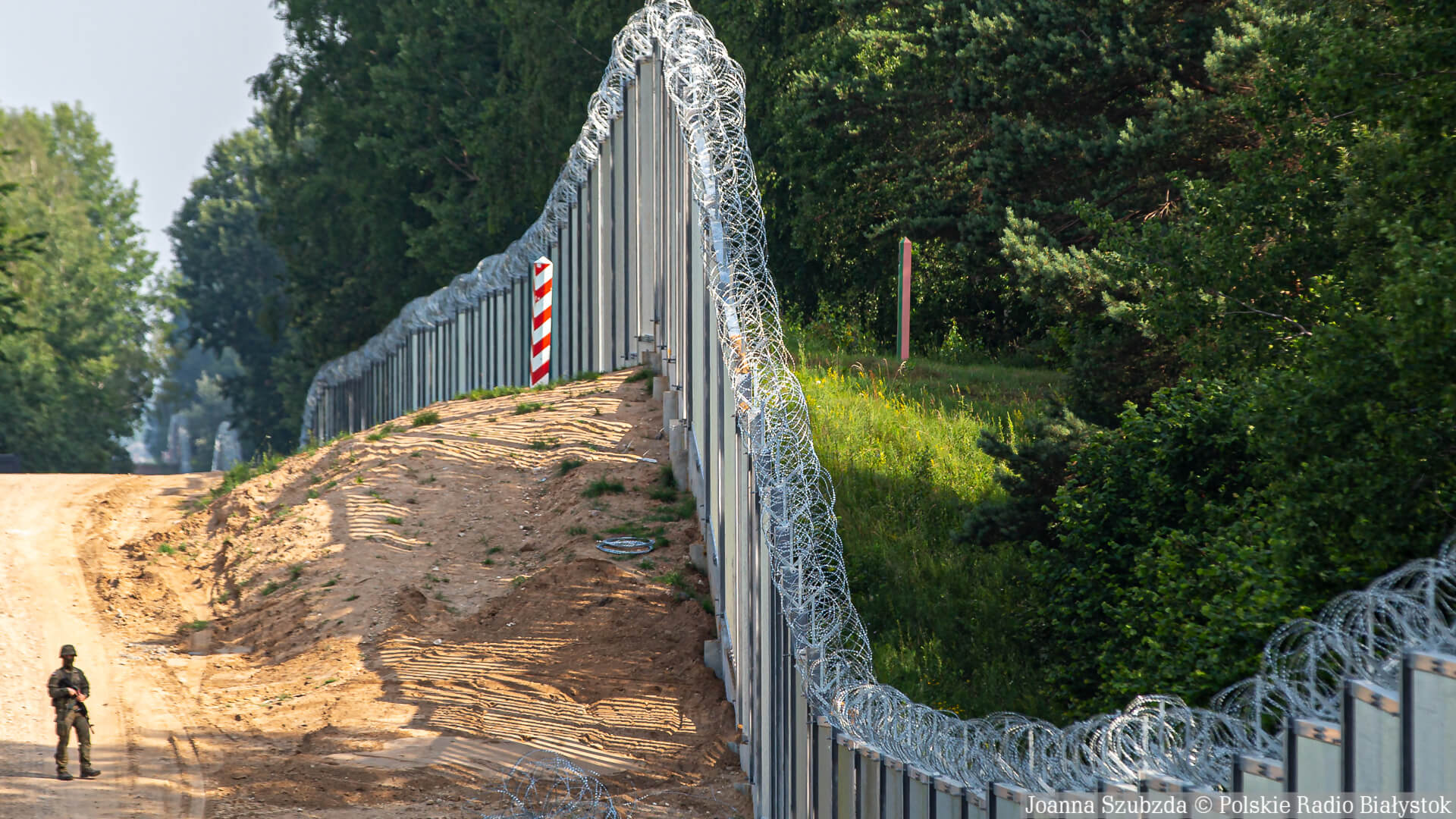 Kończy się budowa stalowej zapory na granicy polsko-białoruskiej [zdjęcia, wideo]