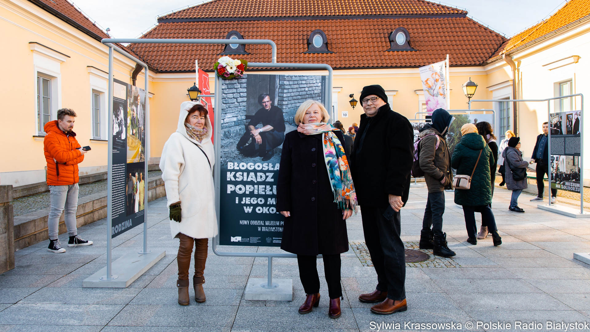 Wystawa poświęcona bł. ks. Jerzemu Popiełuszce przed białostockim ratuszem [zdjęcia]
