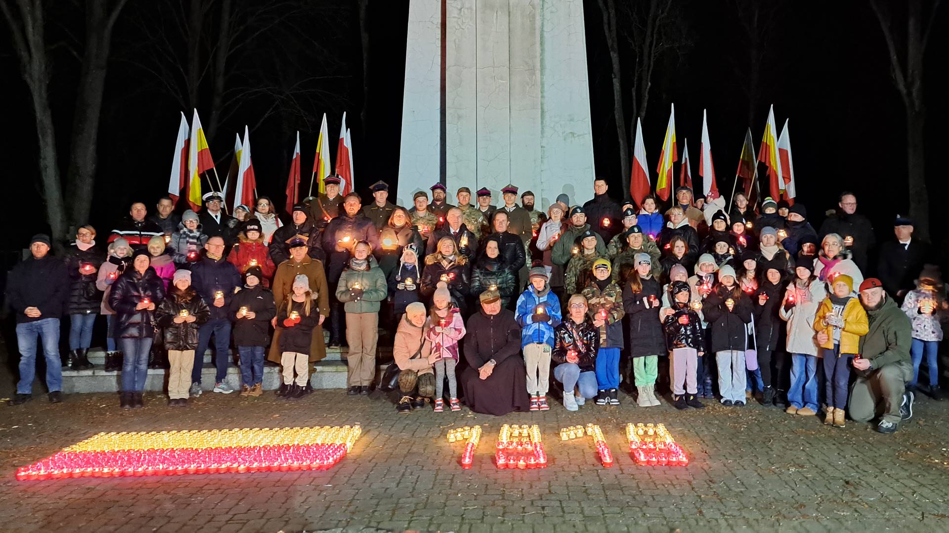 "Światło Pamięci Niezwyciężonym" - na cmentarzu wojskowym w Białymstoku zapłonęły biało-czerwone znicze