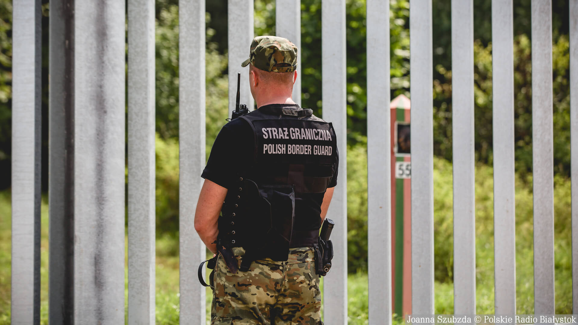 Funkcjonariusz Straży Granicznej ranny po uderzeniu konarem przez migranta