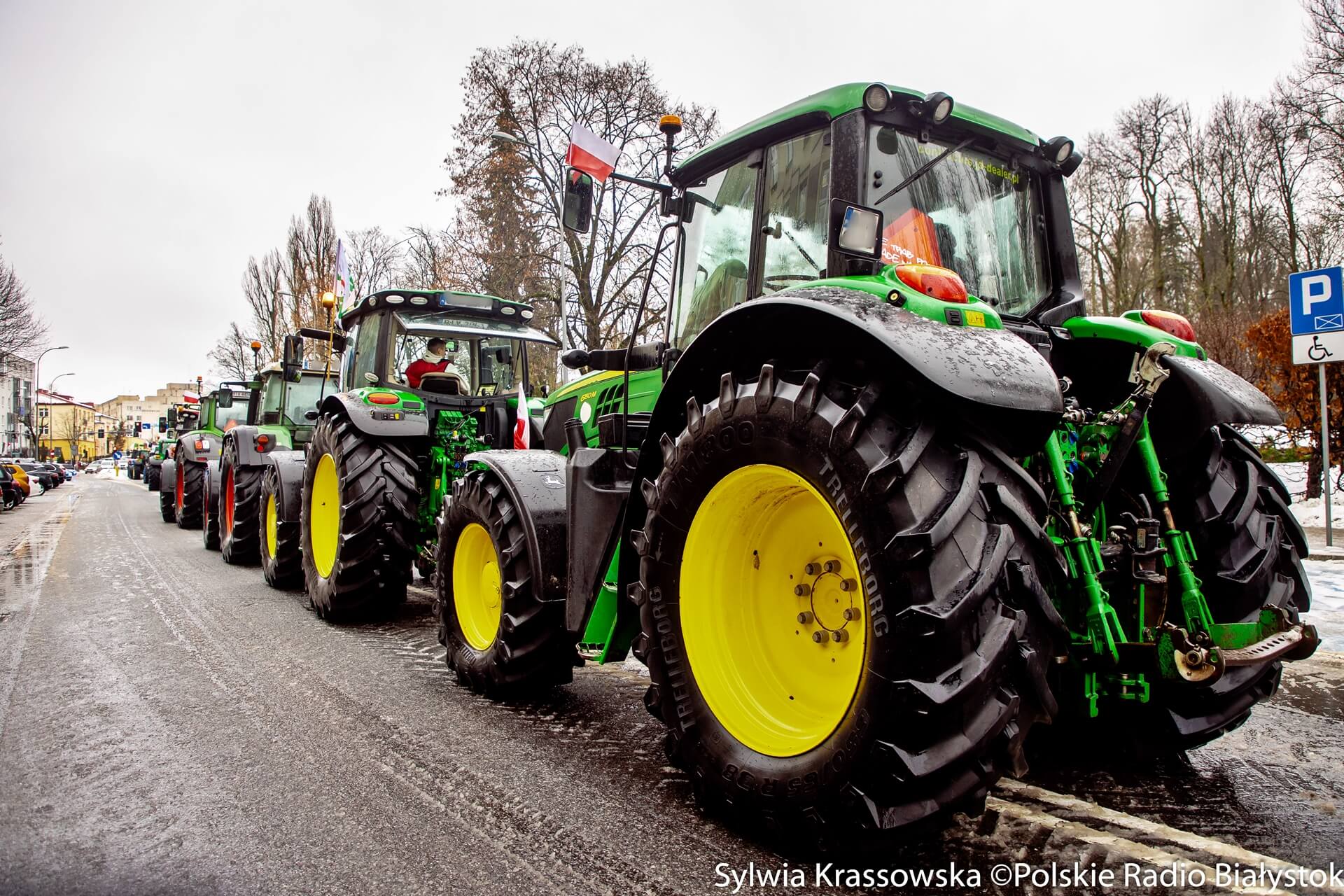 Rolnicy zaczynają strajk. Dzieci z Piątnicy powinny zostać w domach