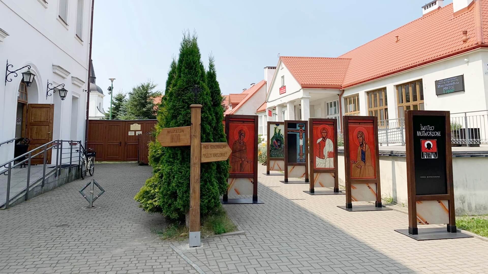 Obok Muzeum Ikon w Supraślu można oglądać wystawę "Światło Niestworzone"