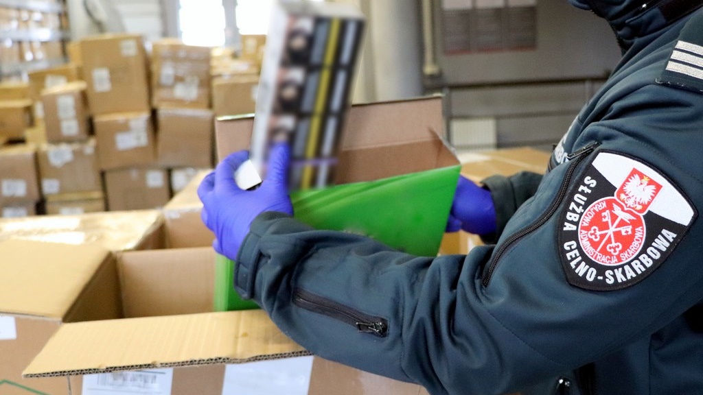 Znowu wykryto przemyt papierosów w ładunku przesyłek z Chin do Wielkiej Brytanii