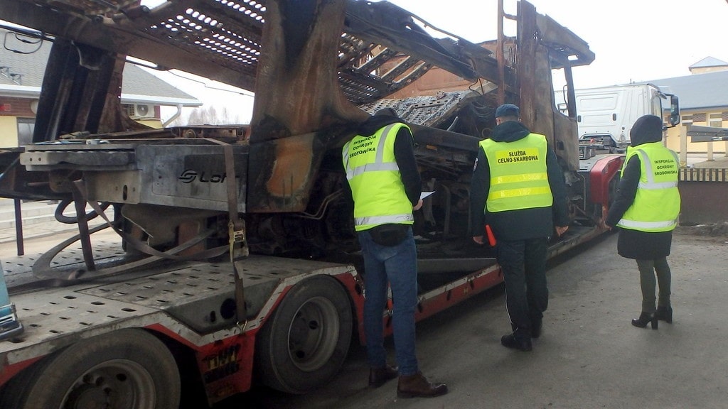 Funkcjonariusze podlaskiej KAS zatrzymali nielegalny transport odpadów z Litwy