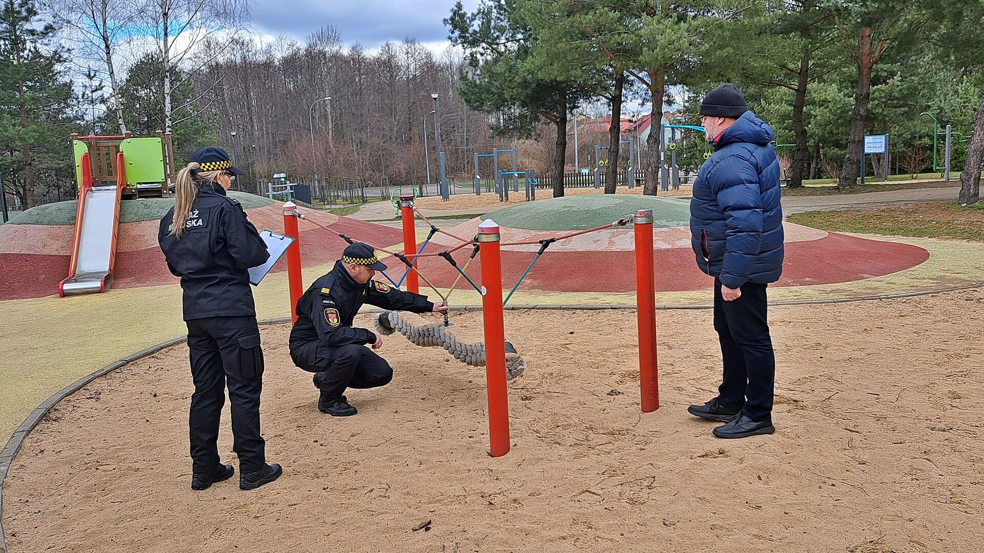 Strażnicy miejscy kontrolują place zabaw