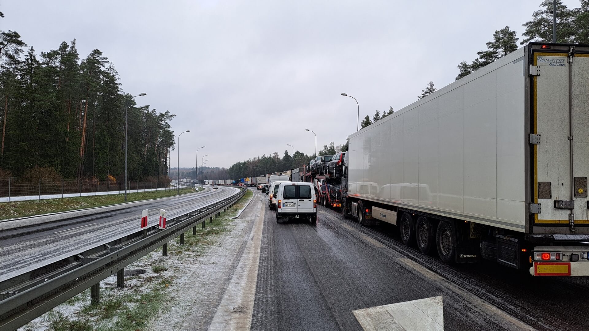 Ślisko na drogach i chodnikach - atak zimy w Podlaskiem [wideo]