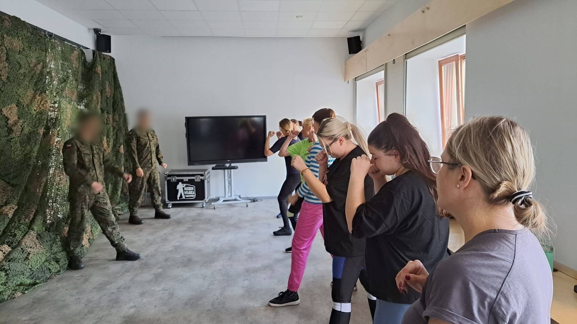 Kilkadziesiąt osób wzięło udział w zajęciach samoobrony prowadzonych przez żołnierzy