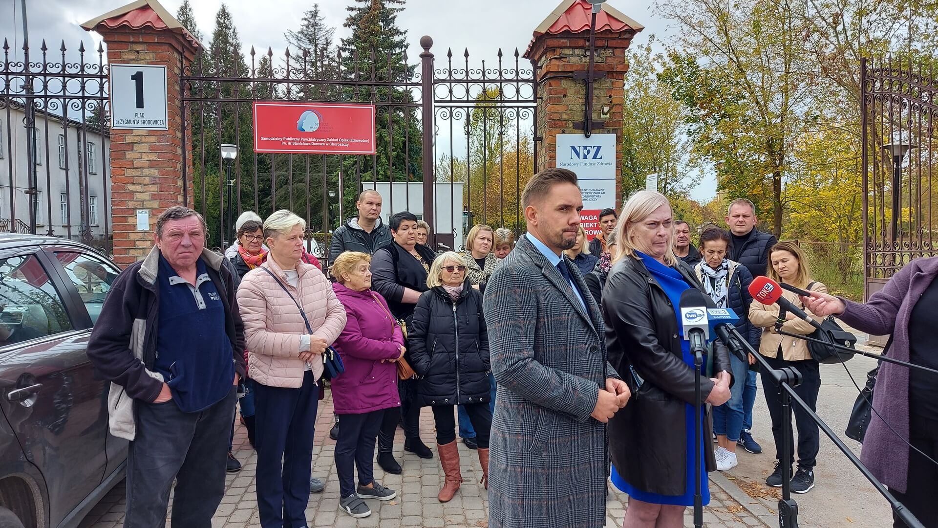 Protest przed szpitalem psychiatrycznym w Choroszczy przeciwko likwidacji oddziału neurologicznego