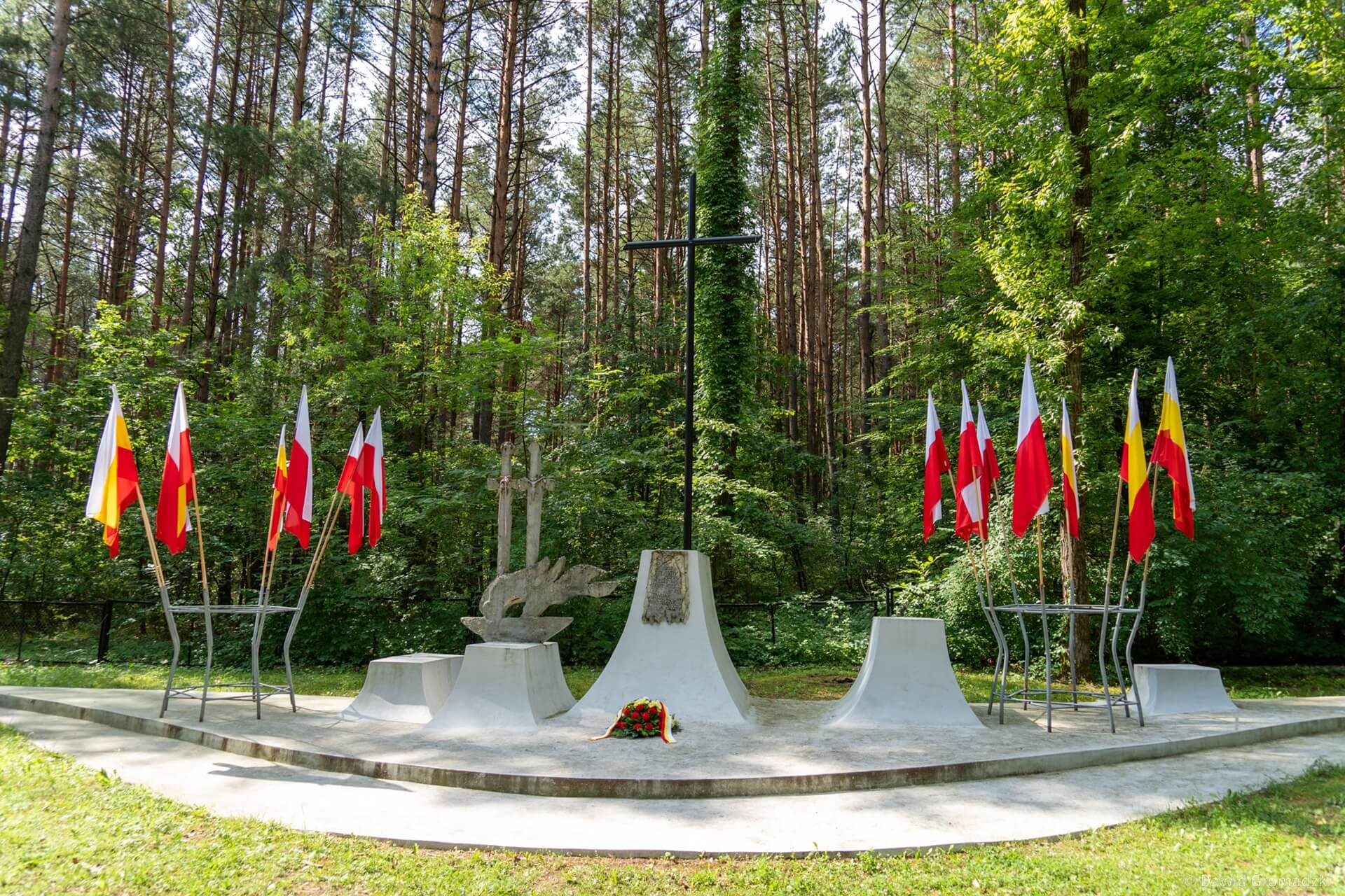 Władze Białegostoku upamiętniły ofiary masowej egzekucji w Lesie Bacieczkowskim