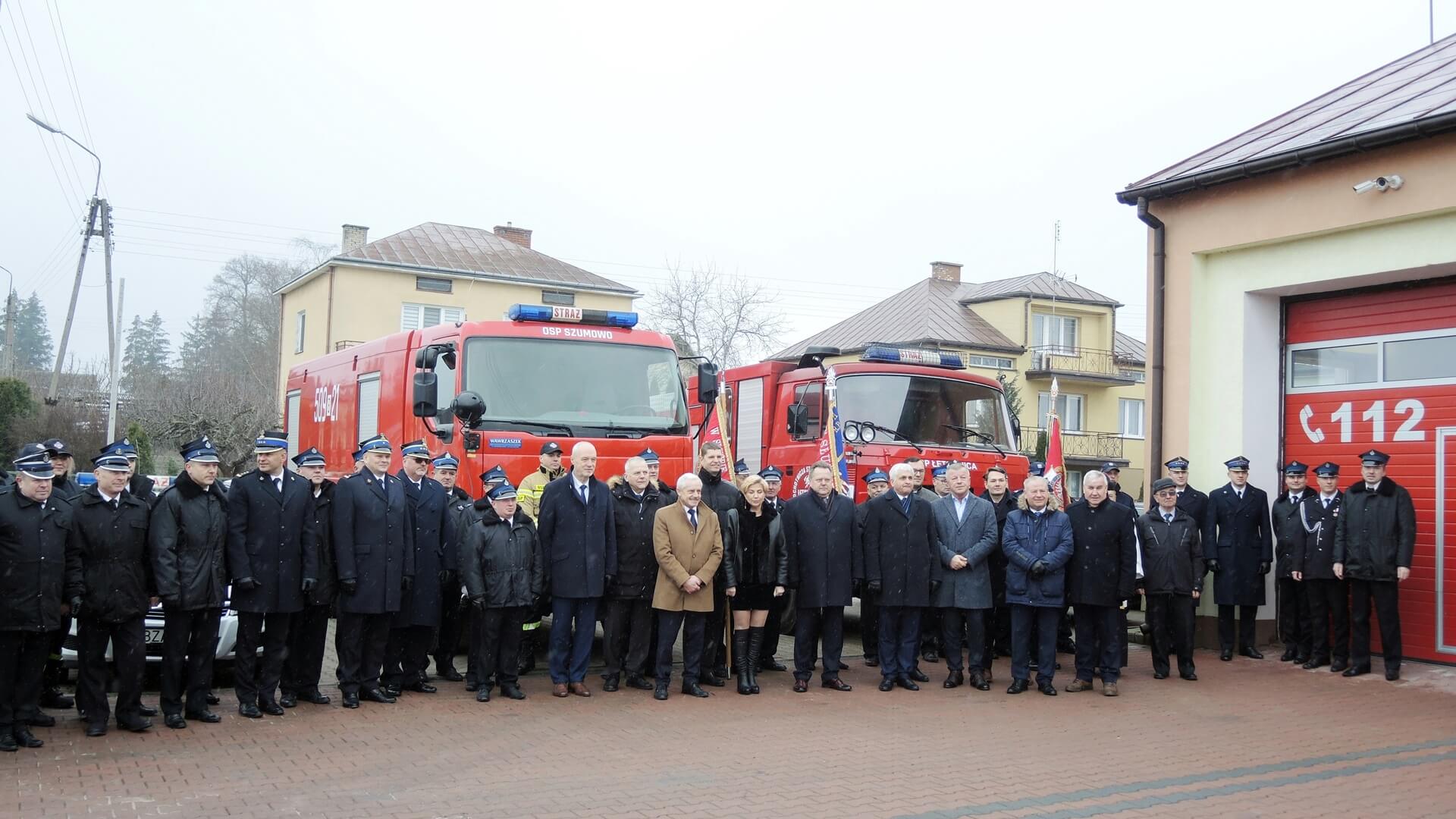 Wóz ratowniczo-gaśniczy i samochód operacyjny trafiły do OSP w Szumowie