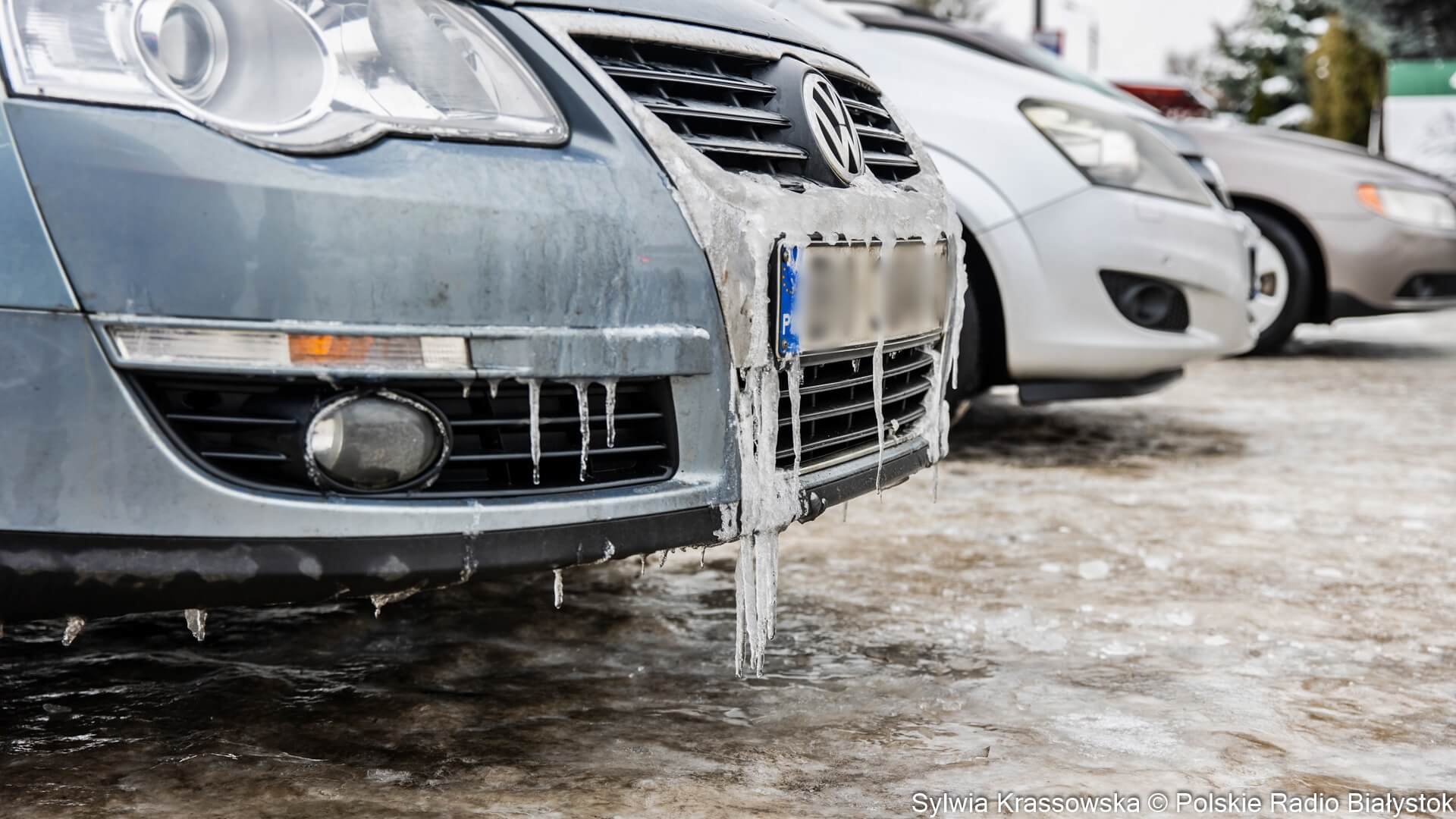 Pojawiły się pierwsze przymrozki i kierowcy od razu zaczęli narzekać na śliskie drogi