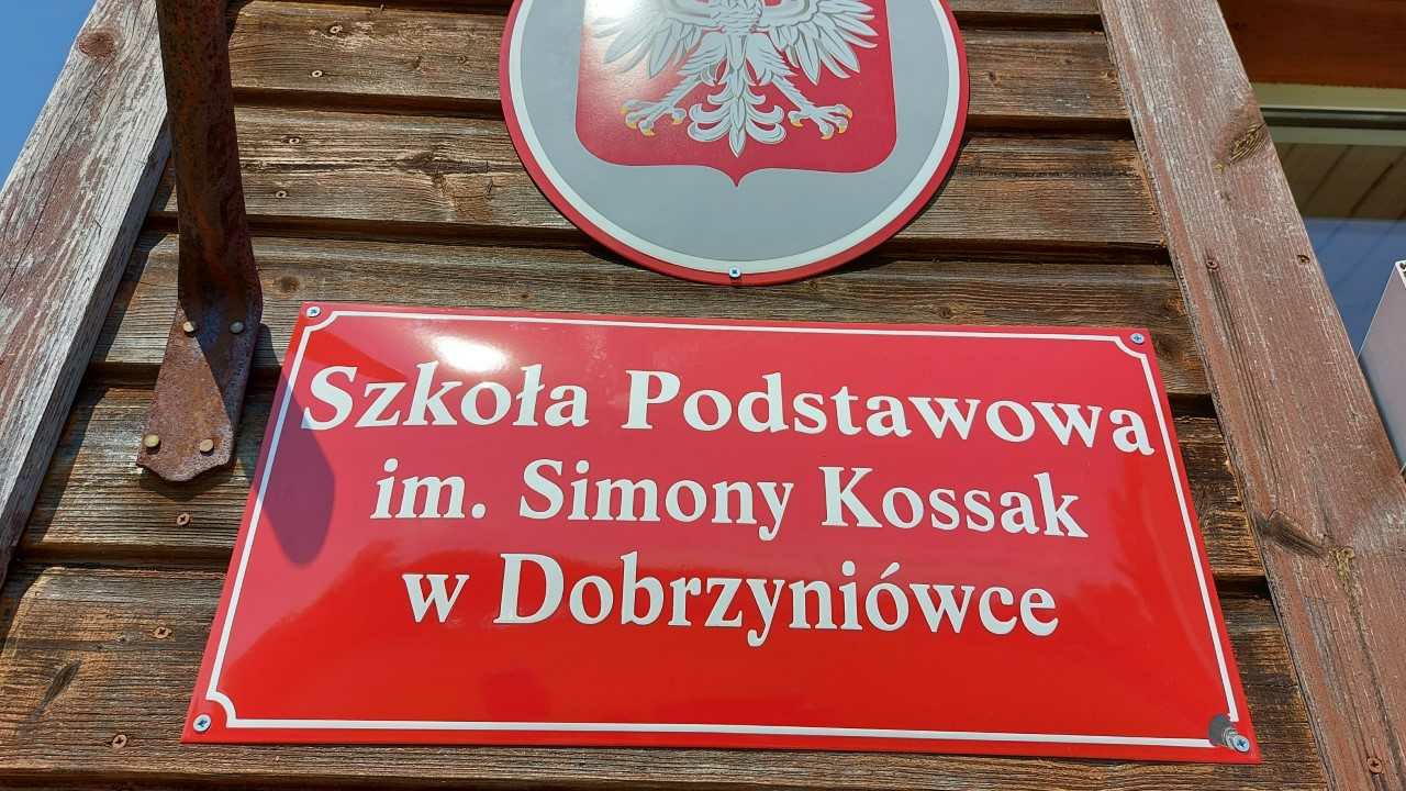 Szkoła Podstawowa w Dobrzyniówce otrzymała sztandar oraz imię znanej pasjonatki przyrody prof. Simony Kossak