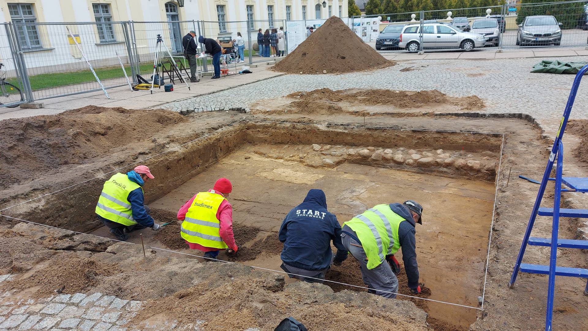 Archeolodzy badają podziemia dziedzińca Pałacu Branickich w Białymstoku