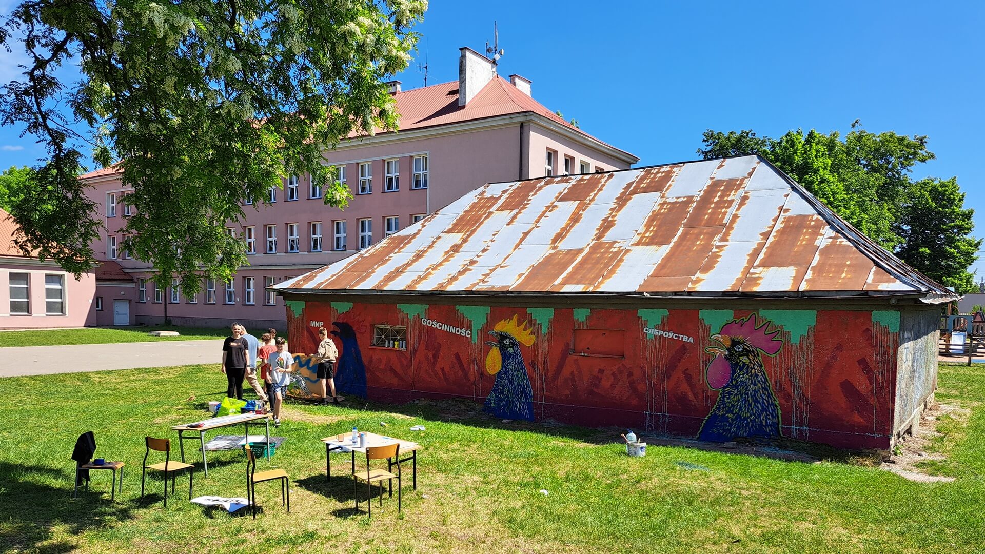 Polscy, białoruscy i ukraińscy uczniowie SP nr 20 w Białymstoku namalowali wielokulturowy mural