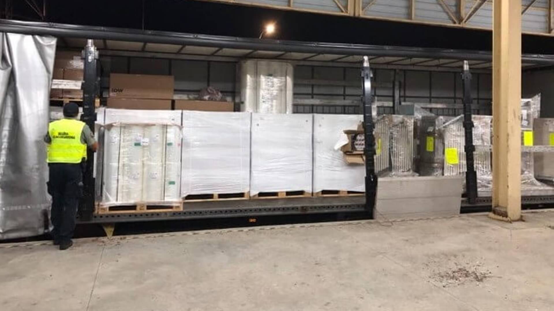 Funkcjonariusze KAS zabezpieczyli w Budzisku 84 tys. paczek nielegalnych papierosów