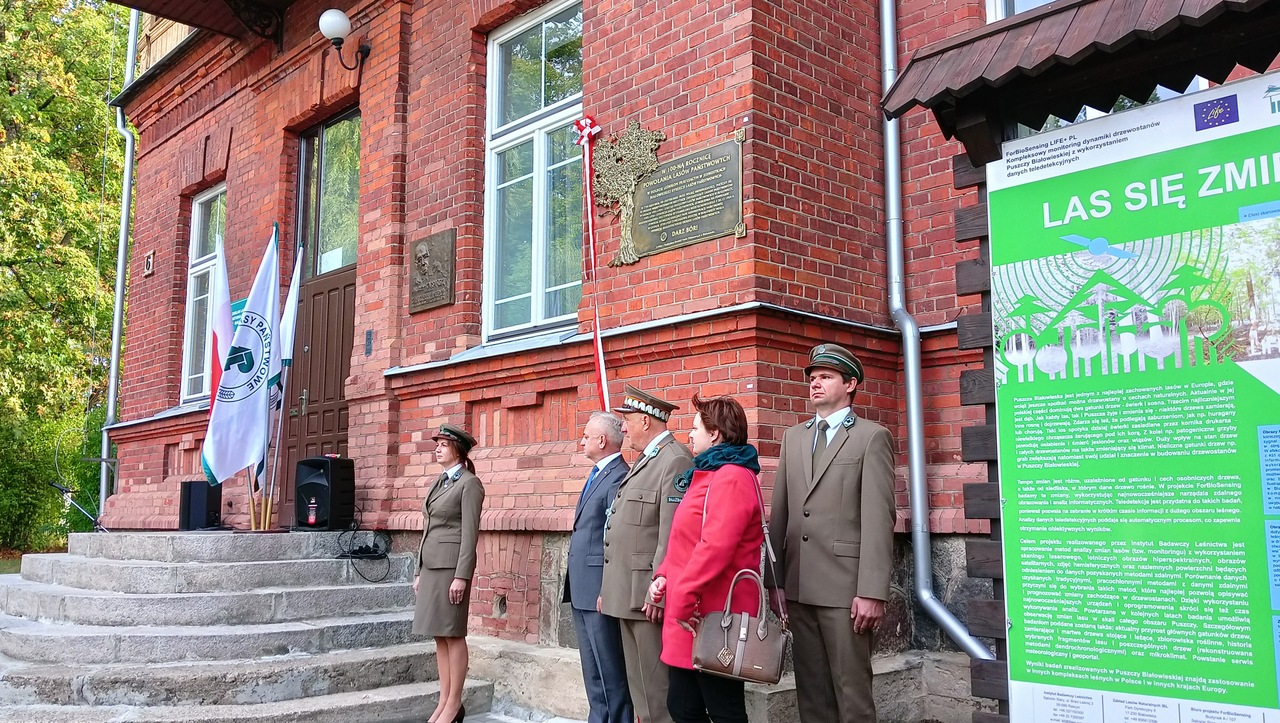 W Białowieży odsłonięto tablicę poświęconą leśnikom