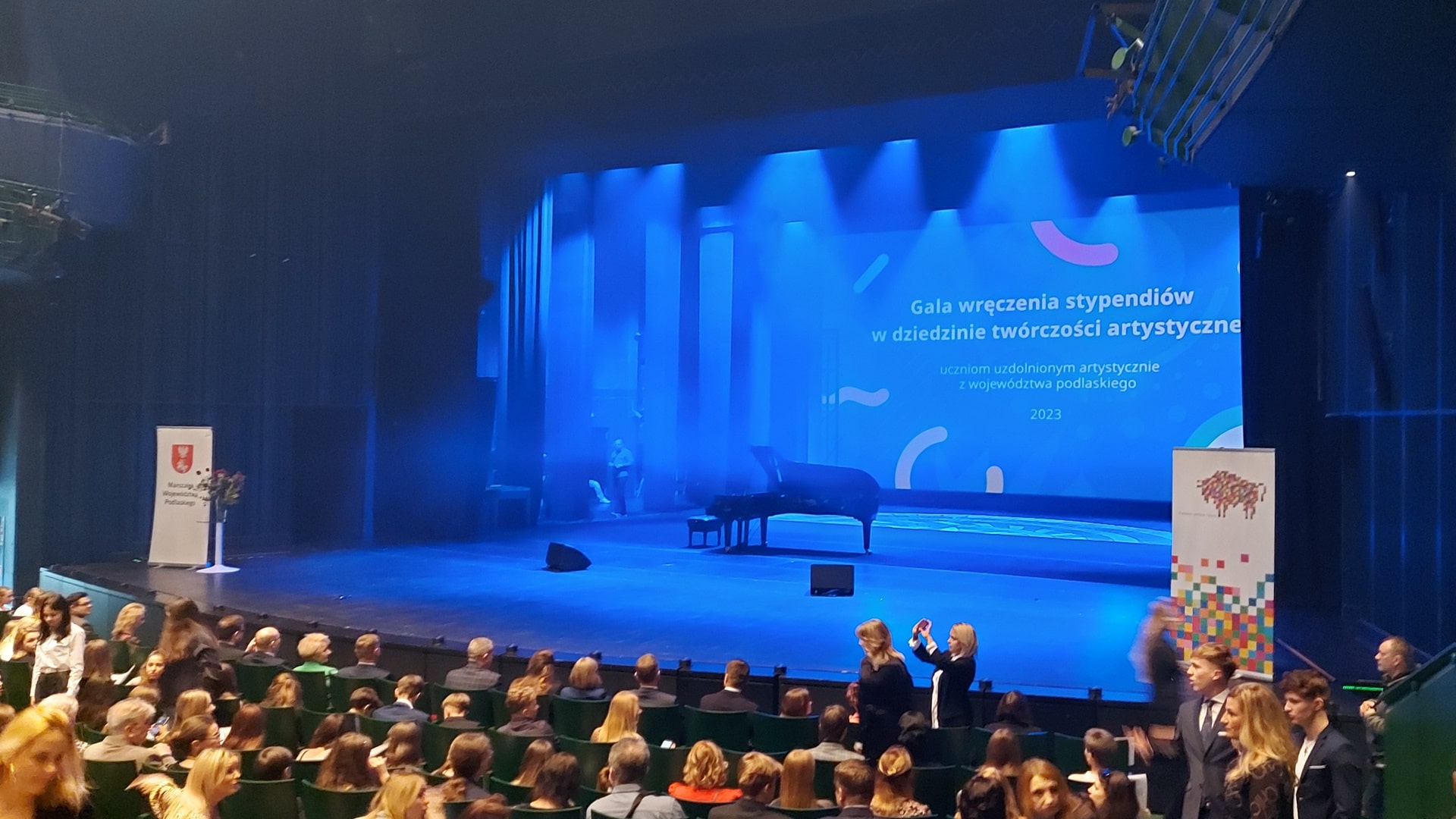Uczniowie z regionu odebrali stypendia marszałka w dziedzinie twórczości artystycznej