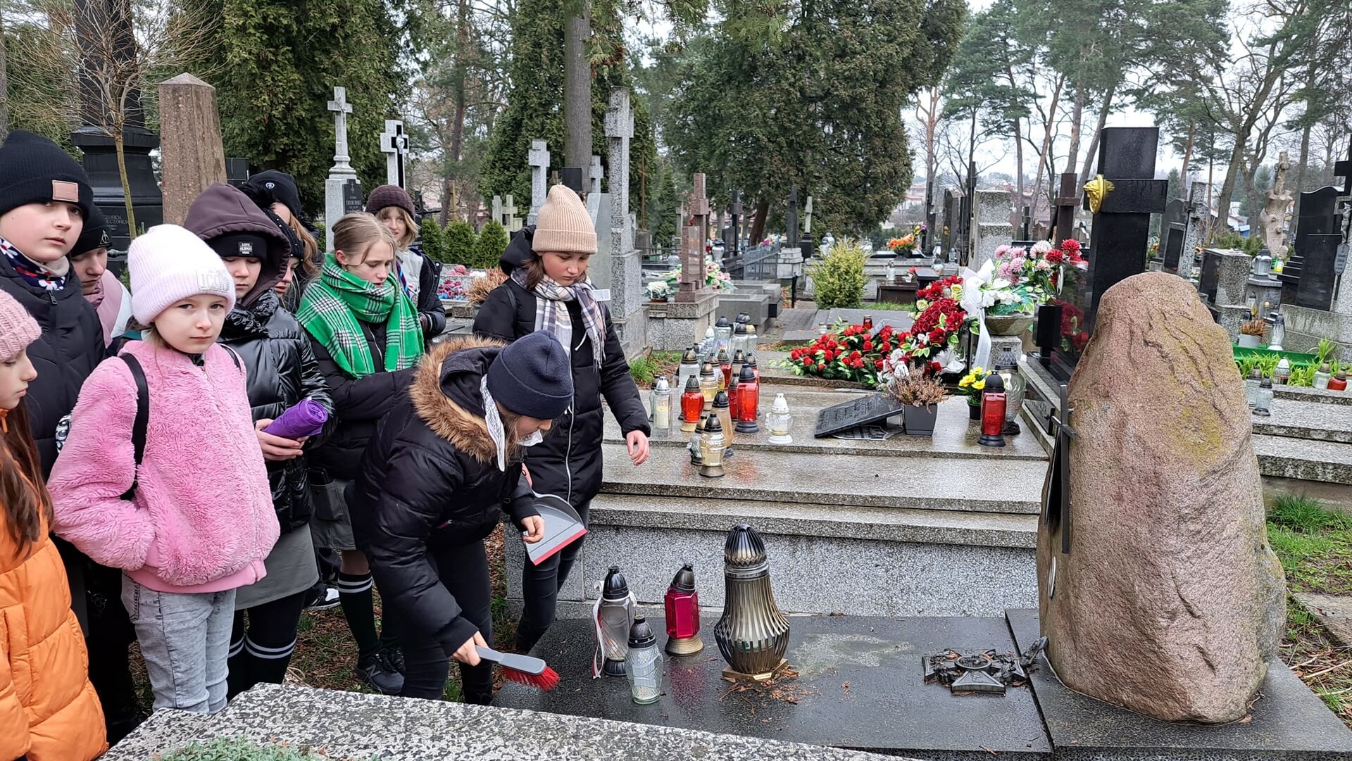 Przed świętami wielkanocnymi harcerze porządkują groby