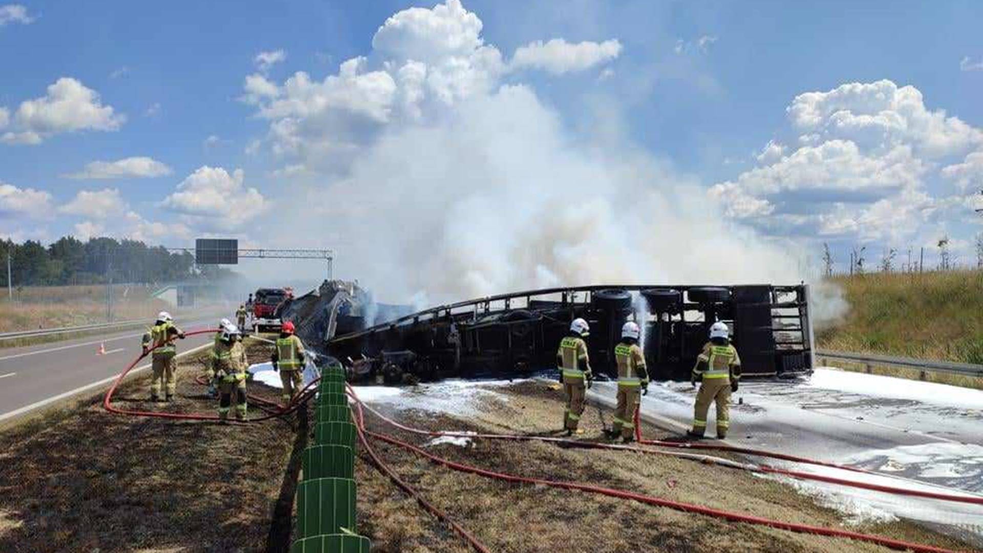Wypadek na DK8 we wsi Nowe Zalesie - zderzyły się dwie ciężarówki