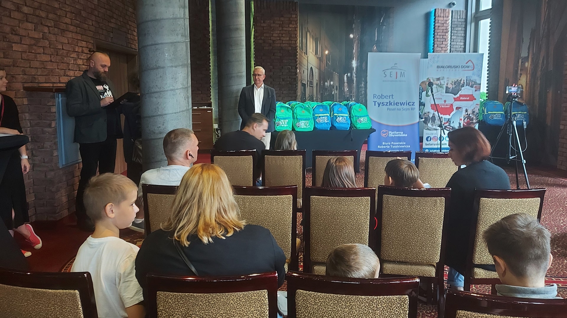 Dzieci białoruskich uchodźców otrzymały wyprawki szkolne