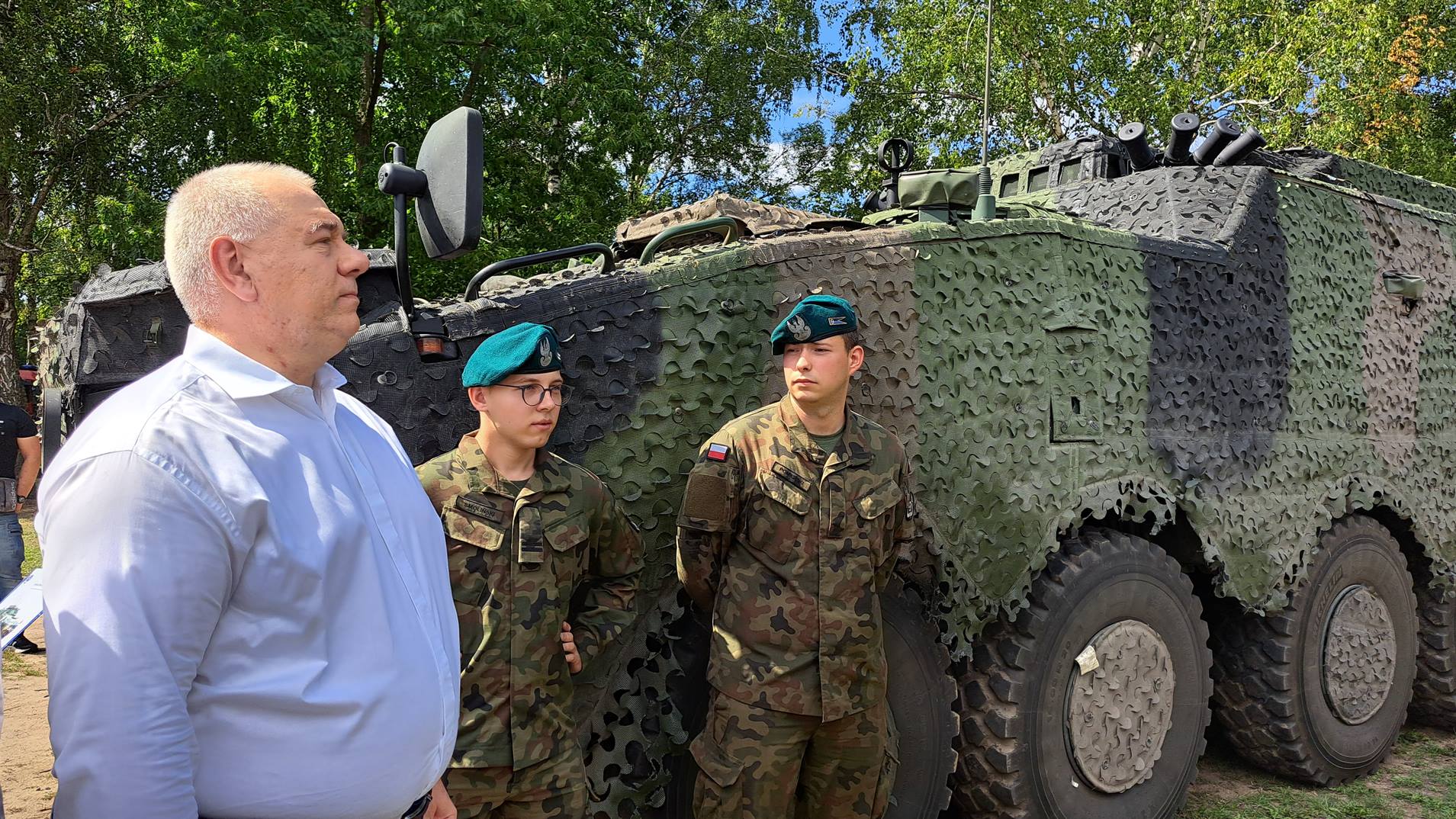 Minister Jacek Sasin i wiceminister Michał Wiśniewski odwiedzili piknik wojskowy w Hajnówce