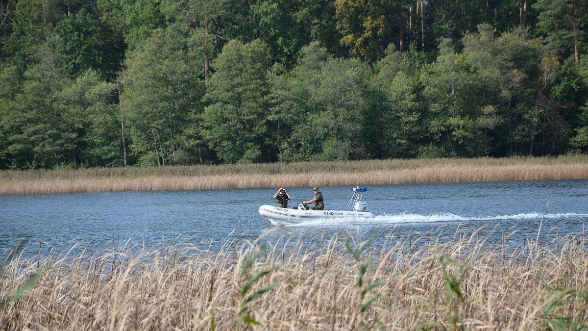 Grupa migrantów próbowała przepłynąć pontonem przez jezioro Szlamy