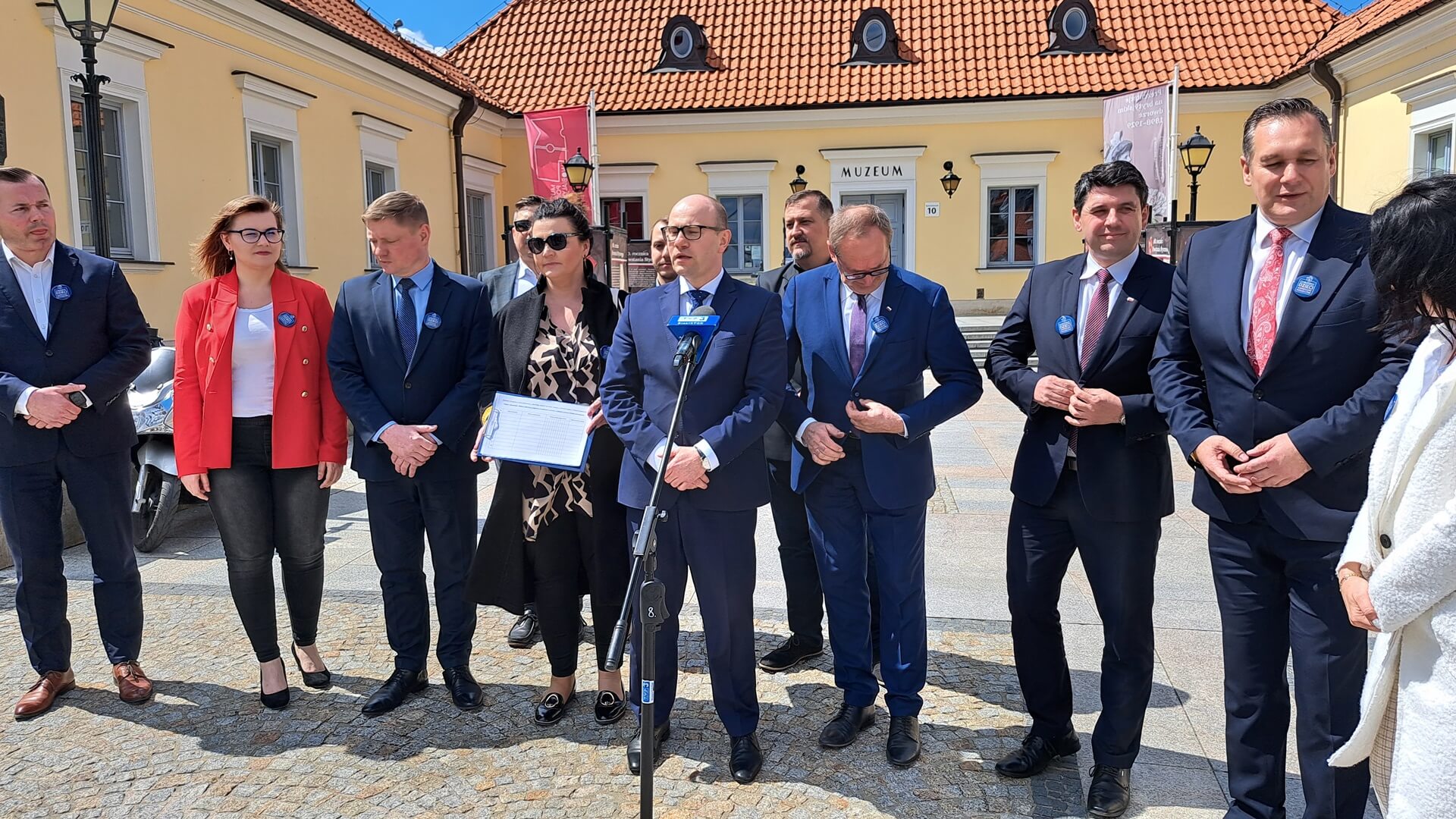 Politycy PiS zbierają podpisy pod obywatelskim projektem "Chrońmy dzieci"