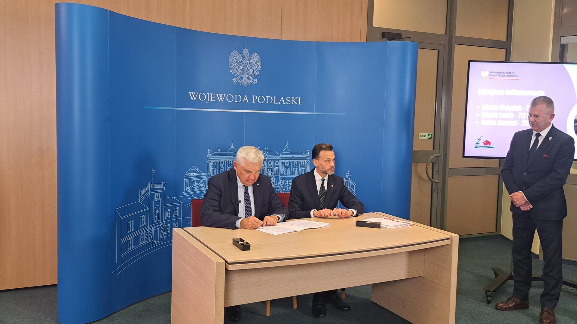 Podlascy samorządowcy podpisali umowy na realizację programu Opieka Wytchnieniowa