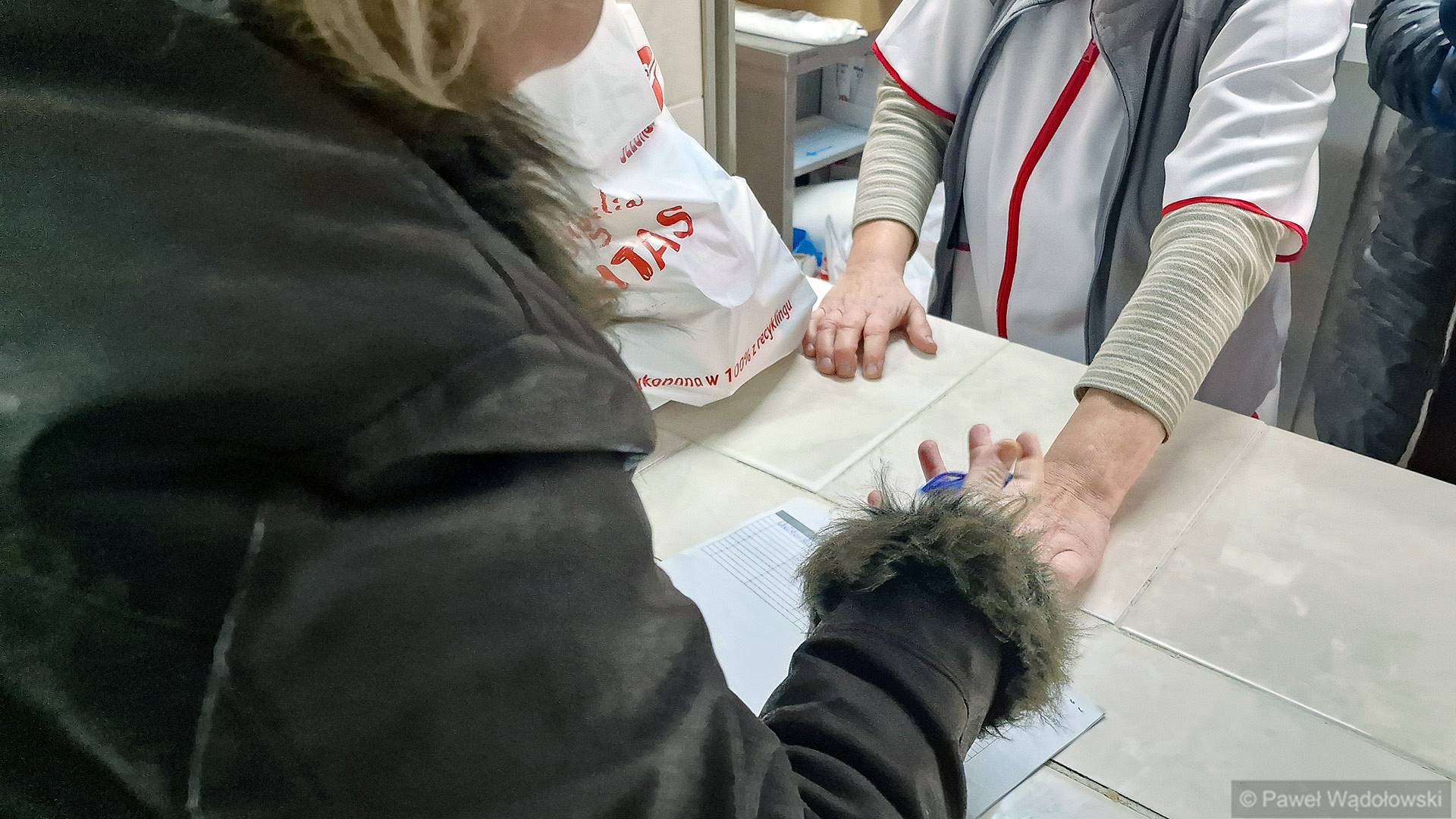 Wolontariusze Caritas rozdali w Łomży świąteczne paczki z żywnością