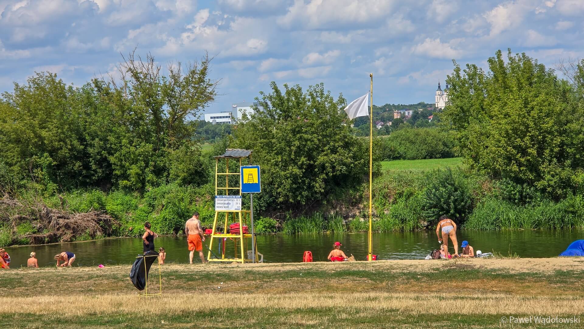 Kąpiel w Narwi znów pod okiem ratowników