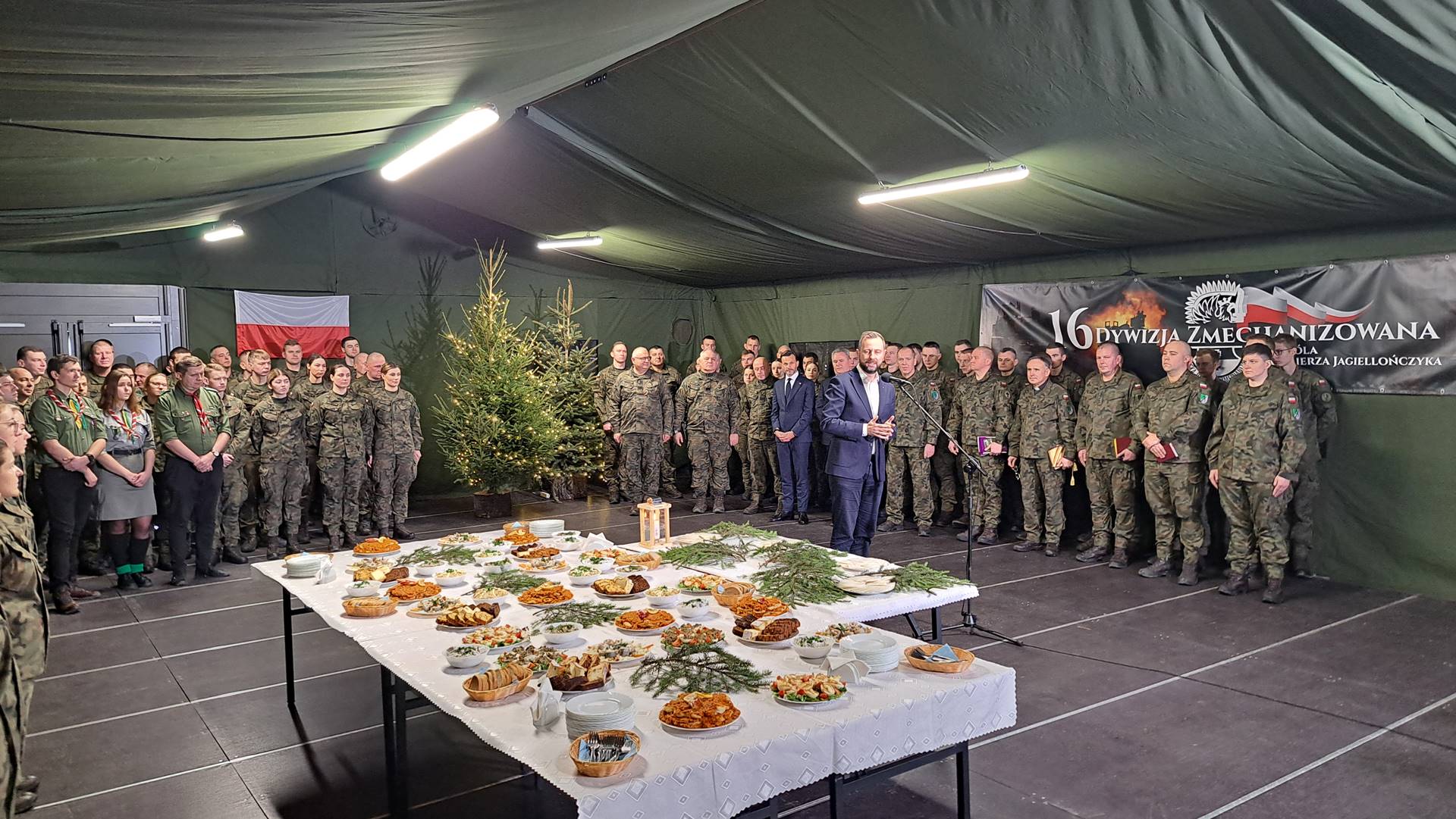 Szef MON Władysław Kosiniak-Kamysz spotkał się z żołnierzami w Jaryłówce