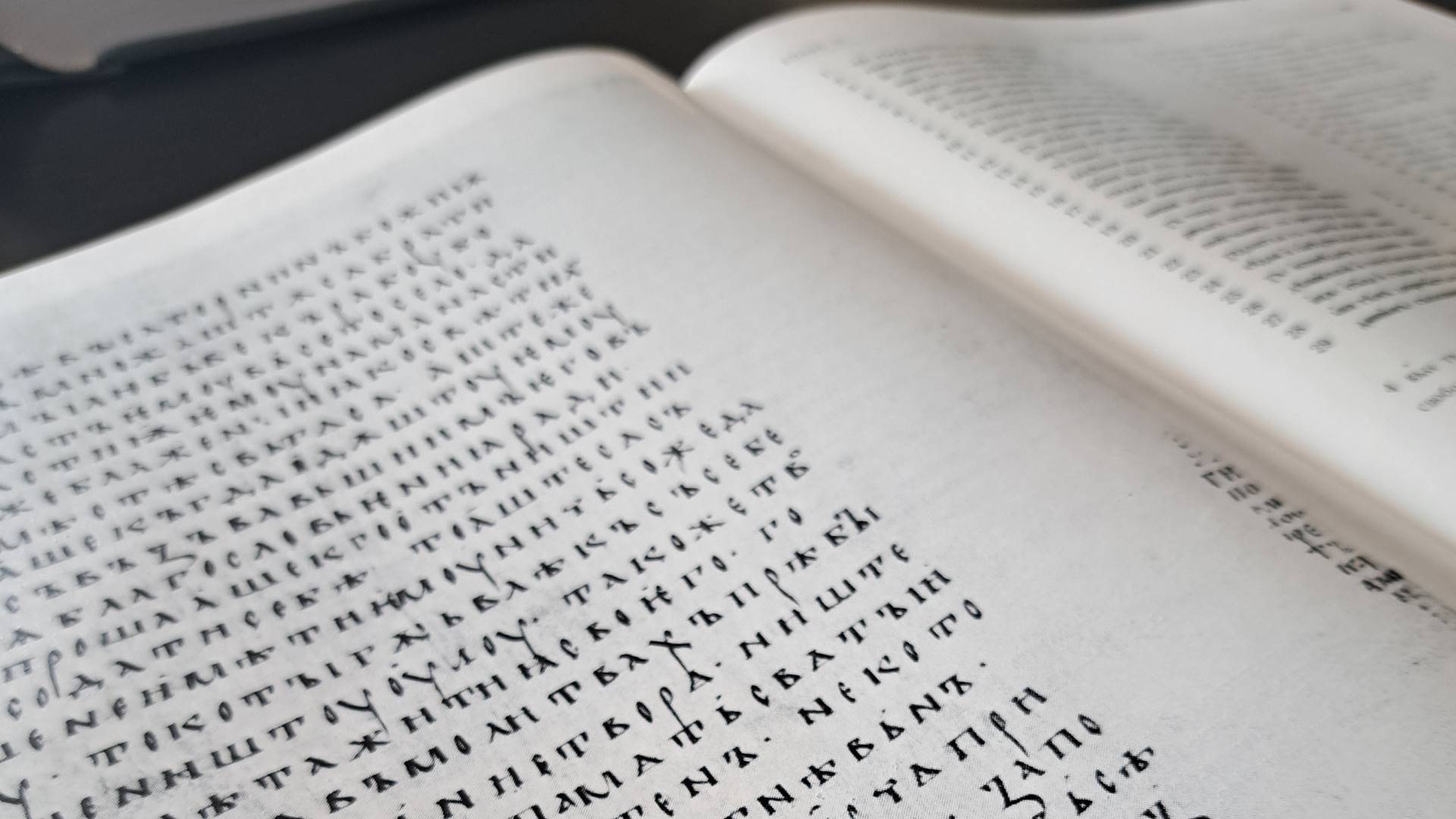 W Supraślu odsłonięto pomnik i tablicę upamiętniające "Kodeks supraski"