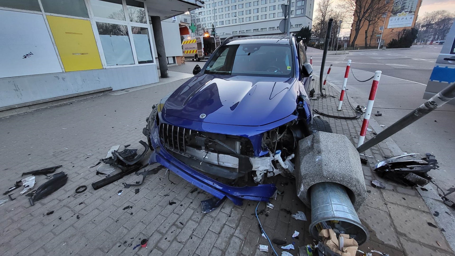 Pijany kierowca rozbił samochód na rondzie Lussy w Białymstoku