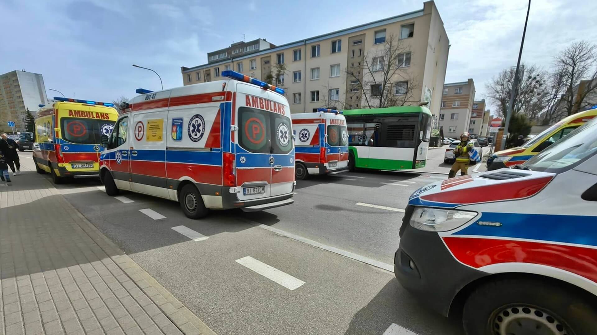 Wypadek na ul. Waszyngtona w Białymstoku - kierowca seata zjechał wprost pod autobus