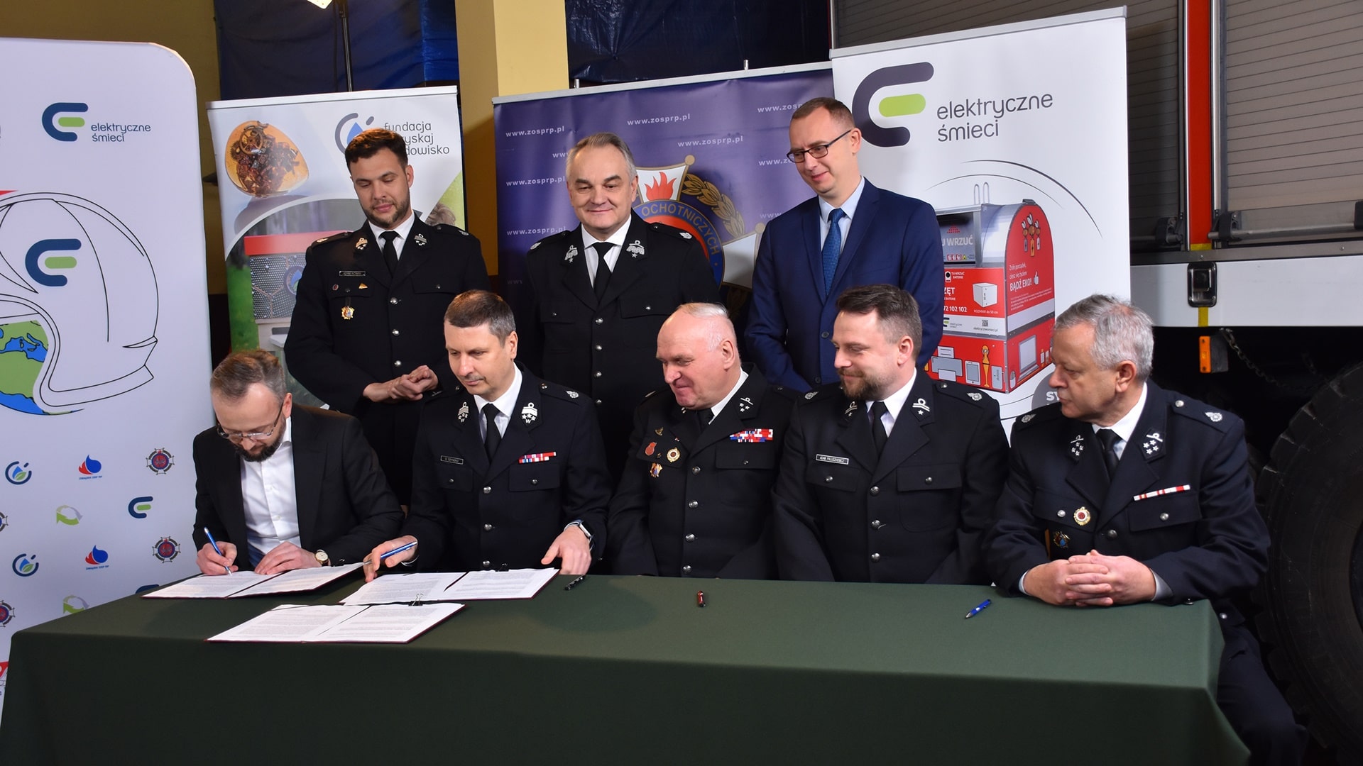 Strażacy-ochotnicy z regionu zbierają elektrośmieci, by dostać pieniądze na nowy sprzęt bojowy