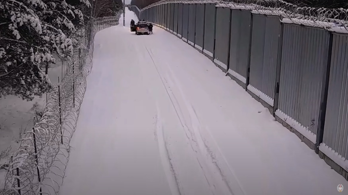 Straż Graniczna ukarała trzech mężczyzn za podejście do bariery na polsko-białoruskiej granicy