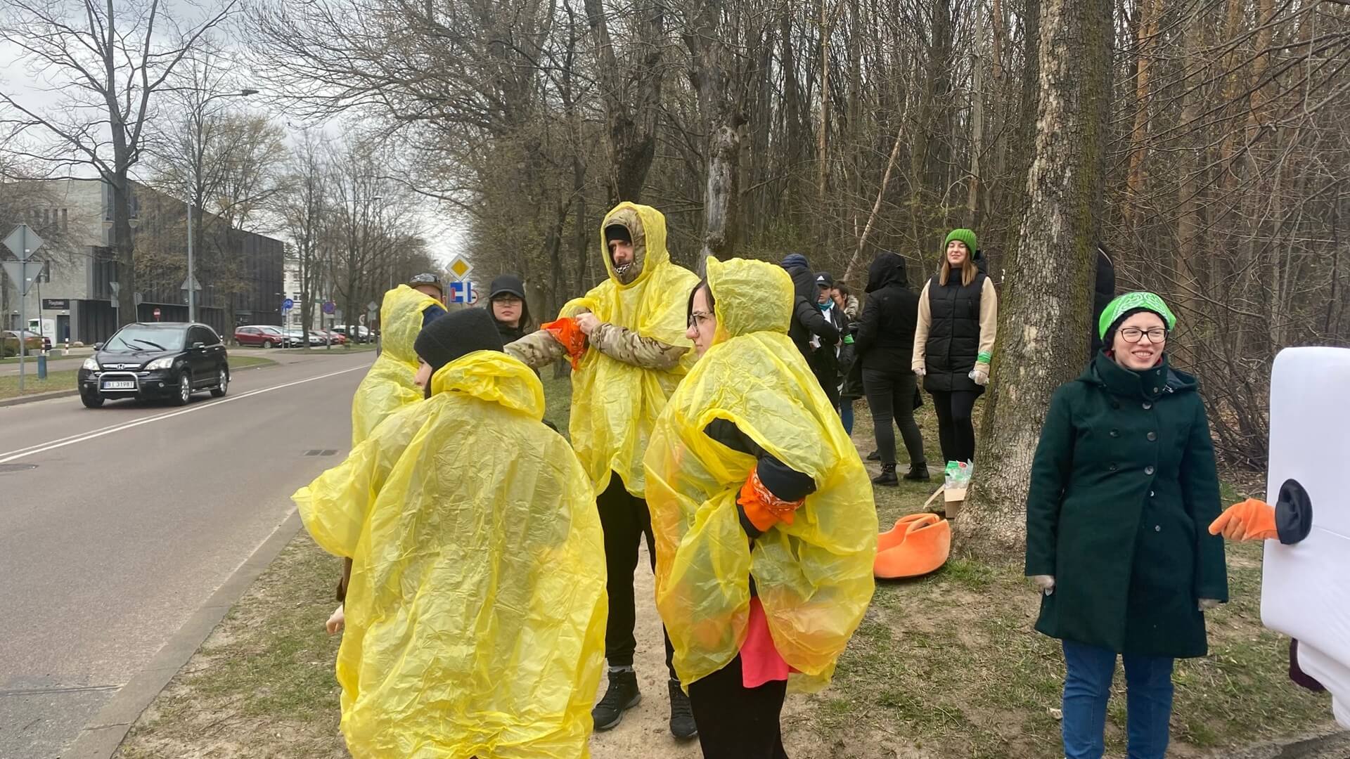 Pracownicy jednej z białostockich firm posprzątali las przy ulicy Świerkowej