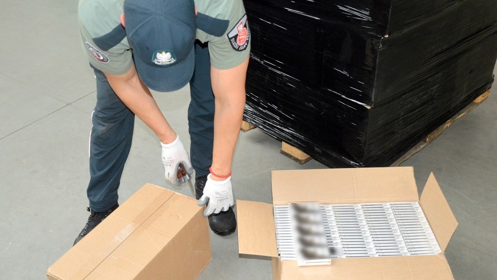 Zamiast wełny mineralnej litewski kierowca przewoził pół mln paczek papierosów