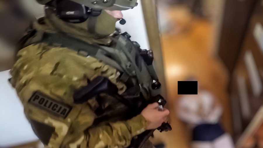 Mieli handlować narkotykami i wystawiać certyfikaty covidowe - zatrzymano 12 osób, w tym lekarza