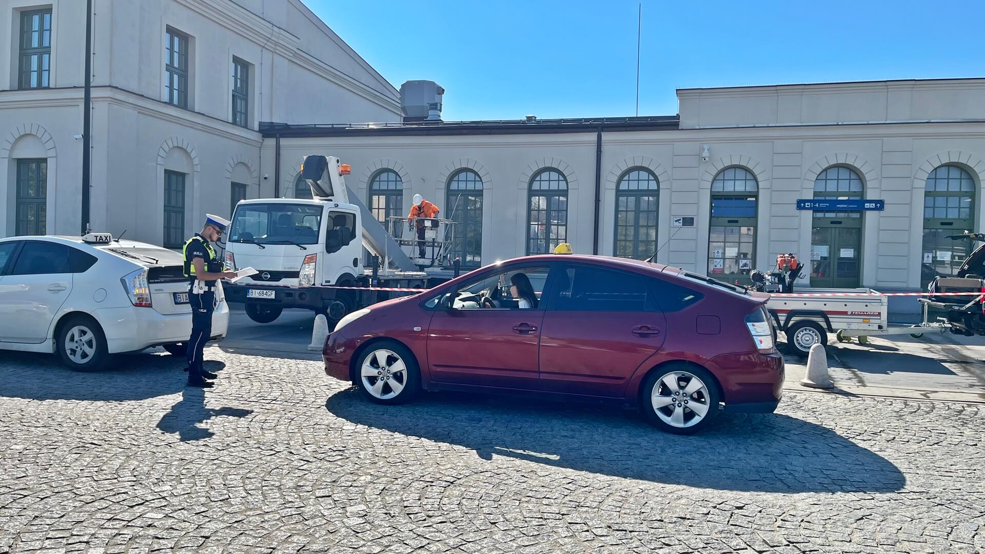 Policjanci kontrolują kierowców taksówek. Sprawdzają, czy przewoźnicy posiadają m.in. polskie prawo jazdy