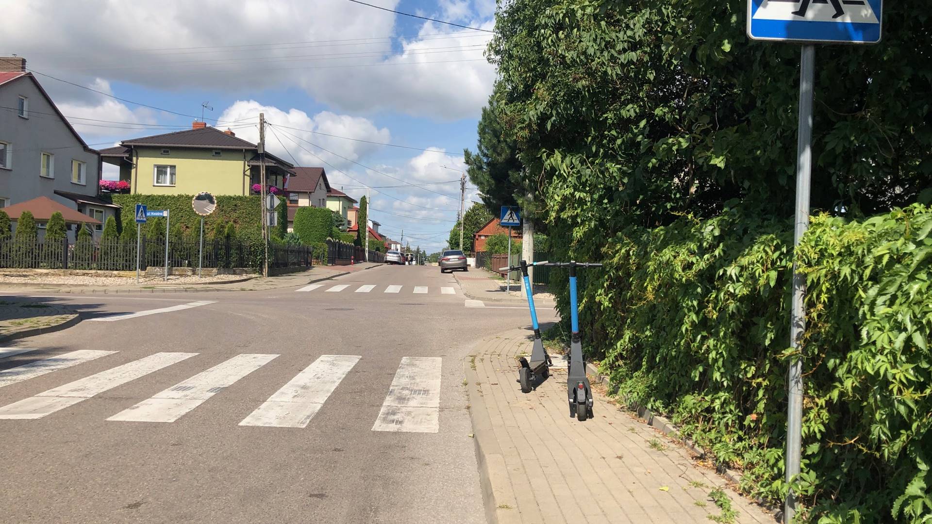 Mieszkańcy Augustowa skarżą się na porzucone hulajnogi elektryczne