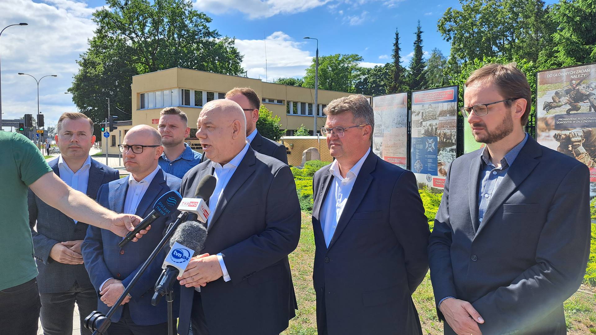 Politycy PiS domagają się dymisji rządu