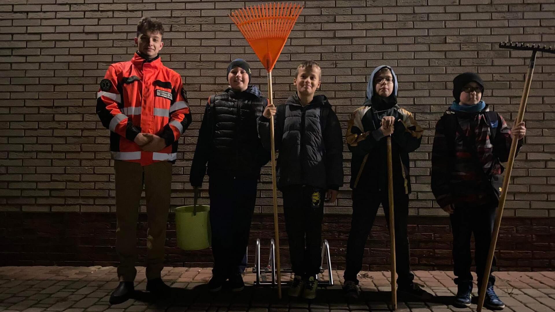 Młodzi wolontariusze pomagali sprzątać groby na łomżyńskim cmentarzu